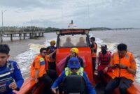 1767870358149-tim-sar-melakukan-pencarian-dua-nelayan-hilang-kontak-di-perairan-mendahara-tanjabtim-jambi-1767861653545_169
