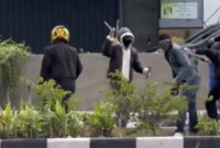 1767870358646-aksi-saling-serang-pakai-sajam-di-depan-salah-satu-mal-palembang-viral-di-media-sosial-1767689641962_169