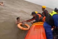 1767870361632-tim-sar-selamatkan-tiga-korban-kapal-tenggelam-di-peraiaran-kuala-duri-jambi-1767847867839_169