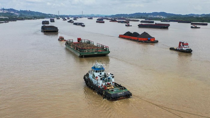 1767956781471-potret-lalu-lintas-muatan-batu-bara-di-sungai-mahakam-samarinda-1_169