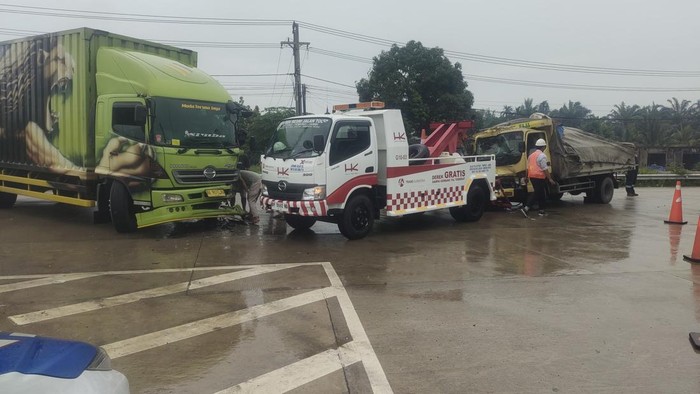 1767956787517-polisi-mengevakuasi-korban-dan-kendaraan-kecelakaan-di-exit-tol-pijoan-jambi-1767936162085_169