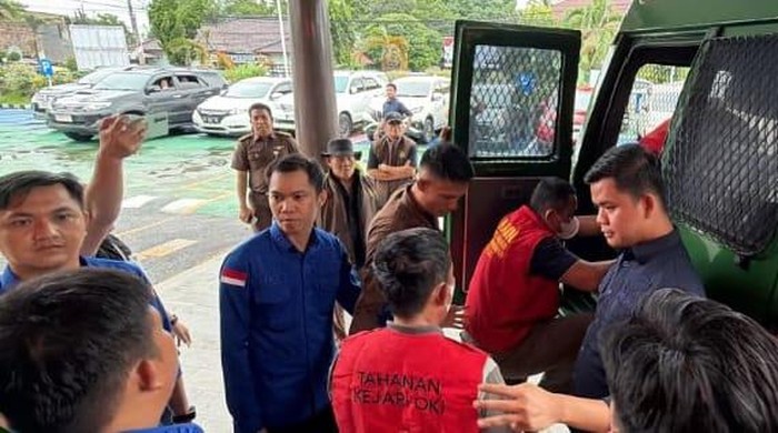 1767956788396-tiga-tersangka-digiring-mobil-tahanan-untuk-dibawa-ke-lembaga-pemasyarakatan-lapas-kelas-ii-b-kayuagung-1767925918122_169