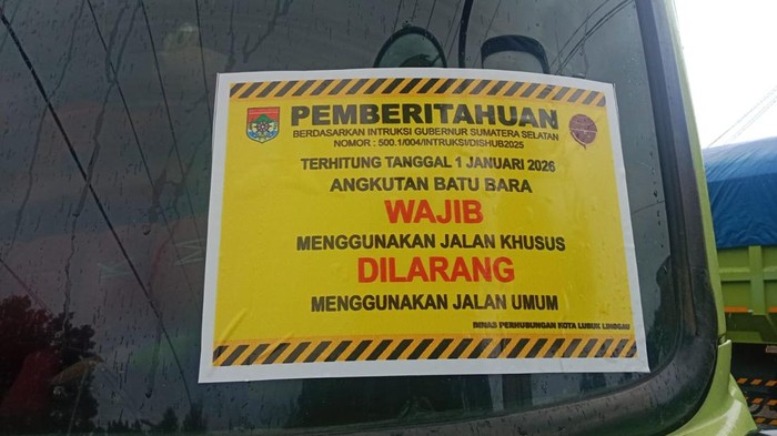 1767978357379-dishub-lubuklinggau-tempeli-stiker-pada-truk-angkutan-batu-bara-yang-melanggar-melintasi-jalan-umum-1767938093214_169