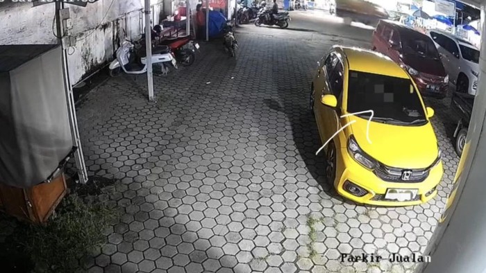 1767978357825-rekaman-cctv-yang-memperlihatkan-sejoli-yang-diduga-berbuat-asusila-di-dalam-mobil-1767949880231_169