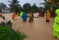 1767978359176-anggota-kepolisian-dan-warga-memantau-jembatan-culung-yang-terendam-banjir-karena-air-meluap-ke-jalan-1767949066067_169