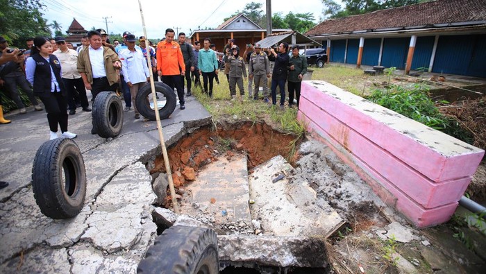 1767999905986-jembatan-rusak-akibat-banjir-di-desa-nusa-jaya-1767966664762_169