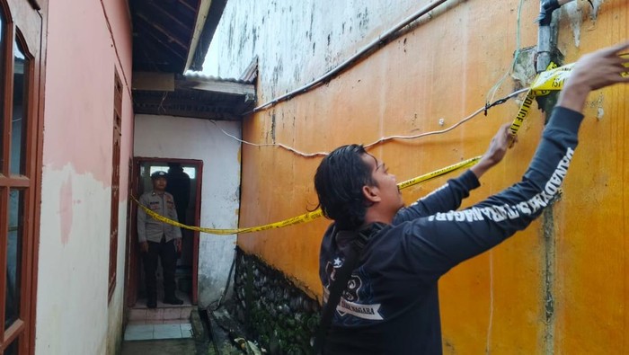 1768043133960-polisi-saat-olah-tkp-pria-diduga-bunuh-diri-di-empat-lawang-1768028984939_169