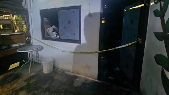 1768043134997-polisi-memasang-garis-polisi-di-tkp-galeri-lapas-merdeka-palembang-yang-terbakar-1768034833522_169