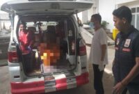 1768064764999-saat-jenazah-pria-tanpa-identitas-dievakuasi-ke-rs-bhayangkara-palembang-1768050019130_169