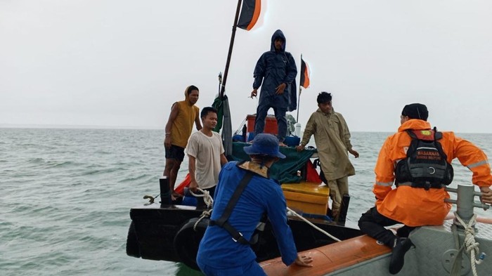 1768064772961-tim-sar-gabungan-melakukan-pencarian-korban-1768035525334_169