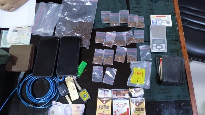 1768151174546-barang-bukti-yang-diamankan-dari-2-pelajar-smk-di-bandar-lampung-1768115436755_169