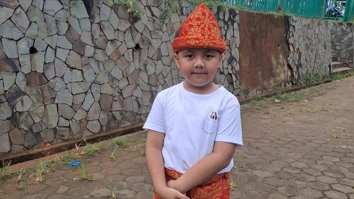 1768367172017-pelajar-di-palembang-menggunakan-tanjak-khas-palembang-1768293452480_169