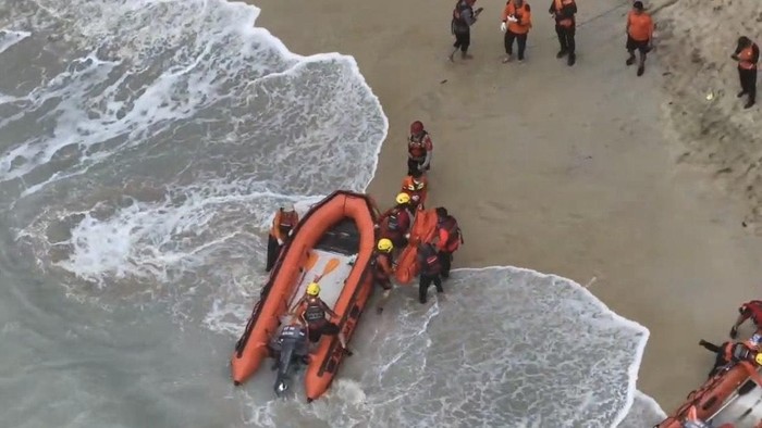 1768388786867-tim-sar-gabungan-evakuasi-jasad-korban-terseret-ombak-1768369804931_169
