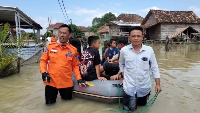 1768388789646-personel-bpbd-oki-evakuasi-warga-terdampak-banjir-di-wilayah-lempuing-jaya-1768367360362_169