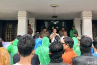 1768410393405-massa-saat-mendatangi-kantor-pemkot-palembang-dan-meminta-pembangunan-kolam-retensi-1768377662304_169