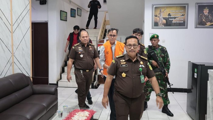 1768453587221-tersangka-eks-kadis-esdm-bengkulu-utara-saat-ditahan-kejati-bengkulu-1768405560837_169