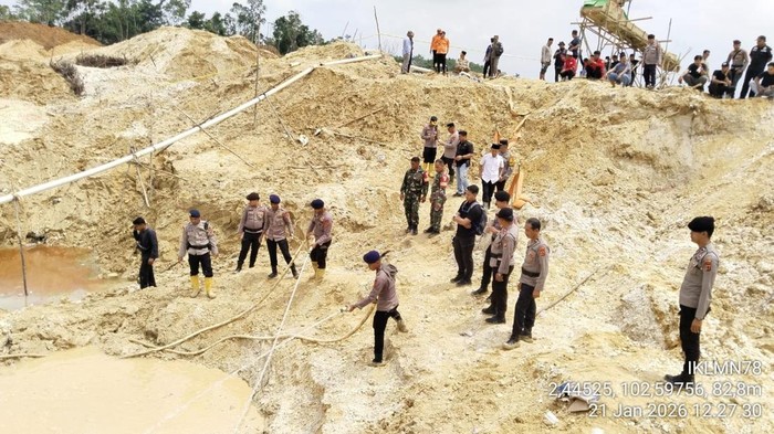 1769058392493-polisi-saat-melakukan-pencarian-korban-tertimbun-longsor-di-lokasi-penambangan-emas-ilegal-di-sarolangun-jambi-1769001335333_169