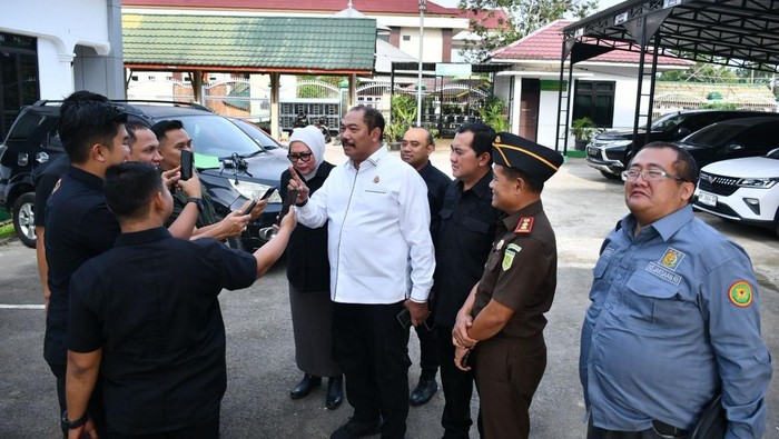 1769058396850-kajati-pastikan-kasus-guru-honorer-tri-wulansari-berjalan-damai-lewat-rj-1769002989179_169