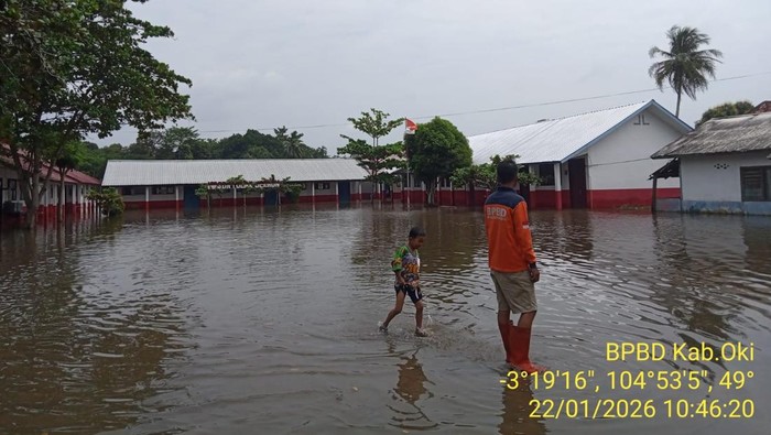 1769079981144-kondisi-sdn-1-ulak-jermun-yang-masih-tergenang-banjir-1769055116064_169