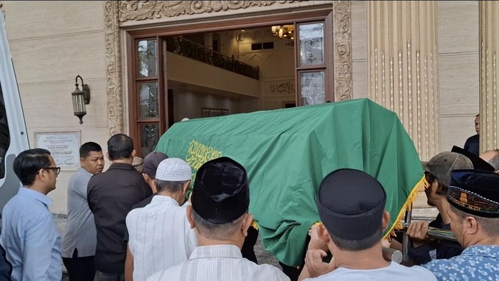 1769079981785-jenazah-haji-alim-saat-tiba-di-rumah-duka-jalan-m-isa-palembang-1769077133889_169