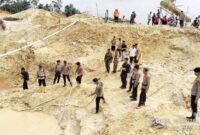 1769079983532-polisi-saat-melakukan-pencarian-korban-tertimbun-longsor-di-lokasi-penambangan-emas-ilegal-di-sarolangun-jambi-1769001335333_169