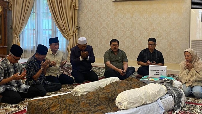 1769079985954-jenazah-haji-alim-saat-tiba-di-rumah-duka-palembang-1769078153318_169