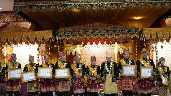 1769101569721-gelar-adat-melayu-jambi-bagi-pemimpin-forkopimda-1769074472366_169