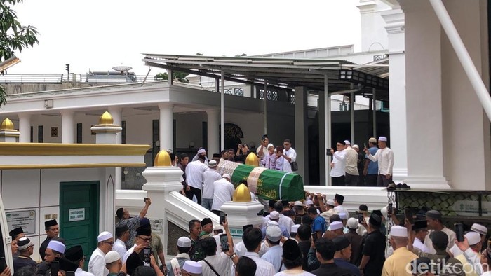 1769144778237-jenazah-haji-alim-tiba-di-masjid-agung-palembang-1769143625548_169
