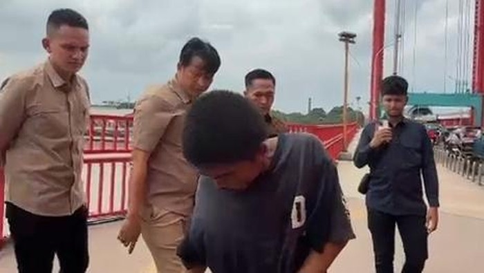 1769144784312-pria-lempar-batu-ke-cctv-di-jembatan-ampera-sata-diamankan-1769074238877_169