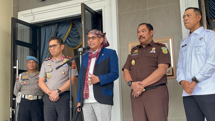 1769144800906-hinca-pandjaitan-anggota-komisi-iii-dpr-ri-saat-kunker-di-polda-jambi-1769079773551_169