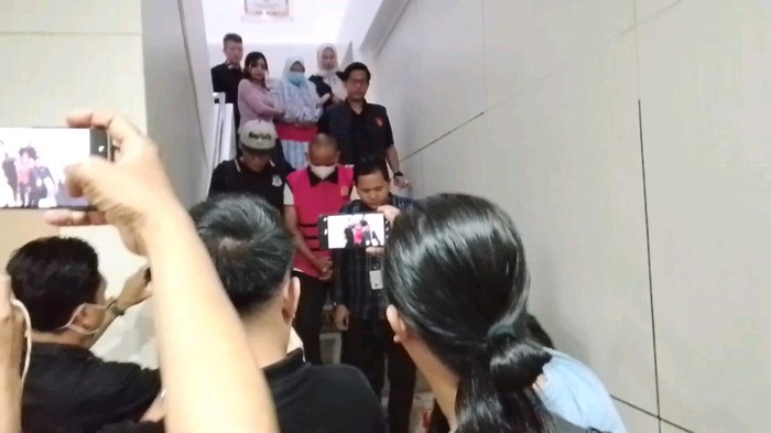 1769188018780-dua-tersangka-digiring-ke-mobil-untuk-dibawa-ke-tahanan-1769177675127_169