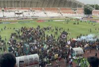 1769274363618-suporter-masuk-lapangan-usai-sfc-kalah-0-5-dari-sumsel-united-1769261653630_169