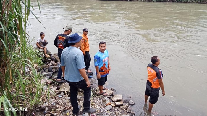 1769317593110-tim-gabungan-melakukan-pencarian-terhadap-pemain-anglukng-asal-palembang-yang-dilaporkan-tenggelam-di-sungai-musi-di-empat-law-1769260214396_169