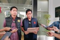 1769339177016-kasi-pidsus-kejari-palembang-achmad-arjansyah-akbar-dan-kasubsi-intelijen-kejari-palembang-m-fahri-1769305279108_169