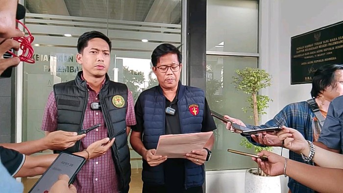 1769339177016-kasi-pidsus-kejari-palembang-achmad-arjansyah-akbar-dan-kasubsi-intelijen-kejari-palembang-m-fahri-1769305279108_169