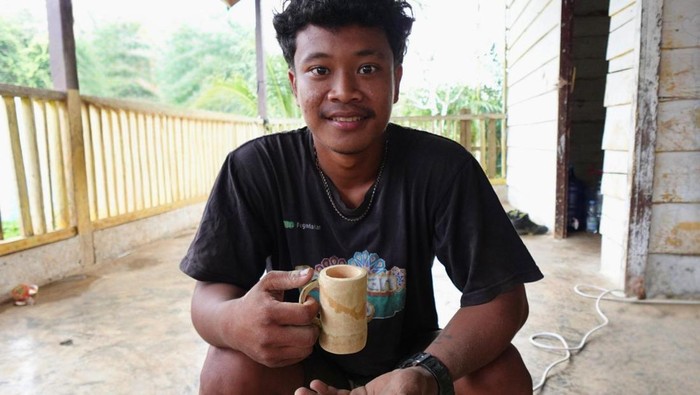 1769360797874-antoni-pemuda-suku-anak-dalam-di-sarolangun-jambi-memegang-cawan-bambu-hasil-kerajinan-tangan-komunitasnya-1769329036488_169