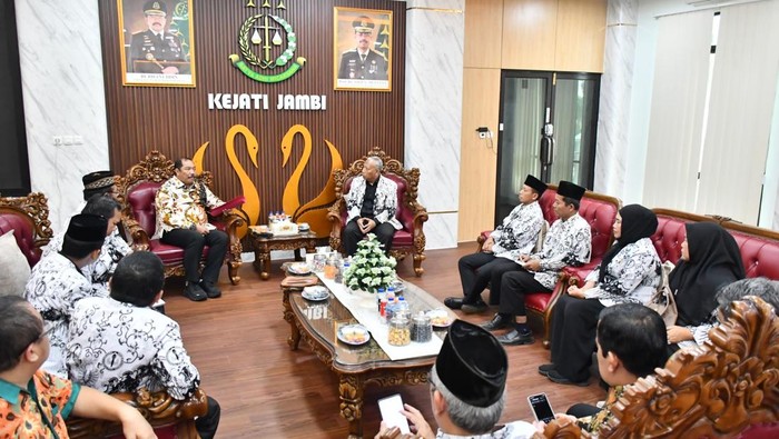 1769403974297-pgri-jambi-saat-beraudiensi-dengan-kajati-jambi-1769391061241_169