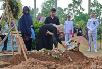 1769447211309-suasana-pemakaman-praka-m-kori-yang-tewas-tertimbun-longsor-cisarua-1769442337994_169