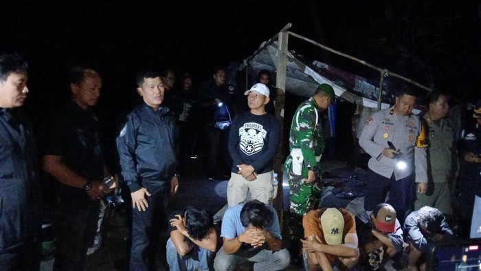 1769447233841-tim-gabungan-mengamankan-15-orang-di-lokasi-penggerebekan-di-kabupaten-bangka-selatan-1769420234661_169