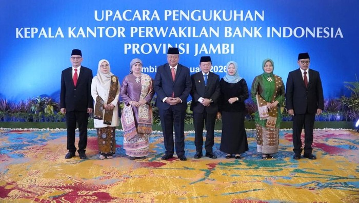 1769490398786-gubernur-jambi-al-haris-saat-hadiri-upacara-pengukuhan-kepala-kantor-bi-jambi-1769423586838_169