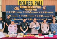 1769533621845-polres-pali-menggelar-konferensi-pers-pengungkapan-kasus-pembunuhan-di-kebun-sawit-1769522529819_169